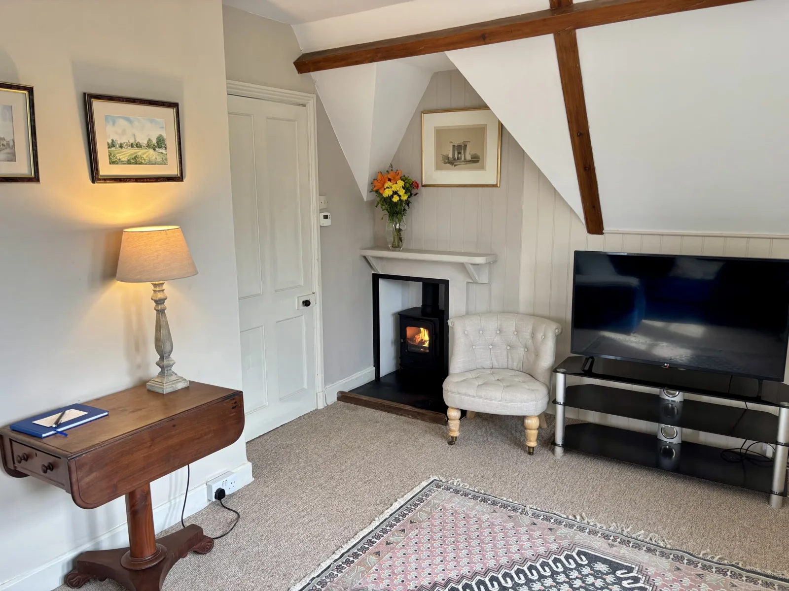 One bed flat, furnished, kitchen, living room with sofabed, woodburner, parking with EV Charger
