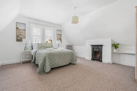 Spacious Home Close to Train Station and Hospital