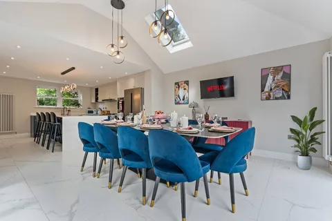 8-Bed Contractor Stay | 9 Bathrooms, Games Room & Parking