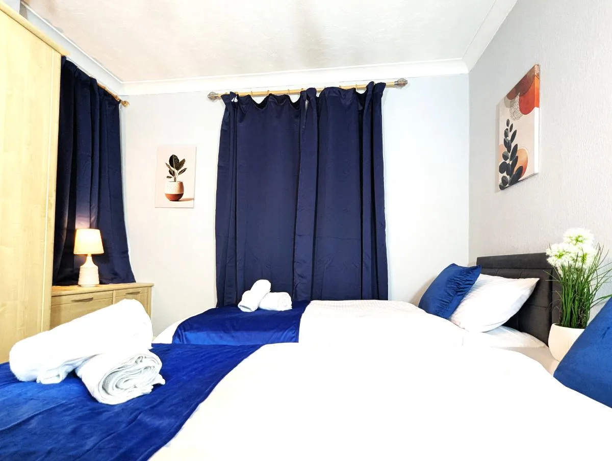 Contractor friendly 5beds detached with parking for two vans