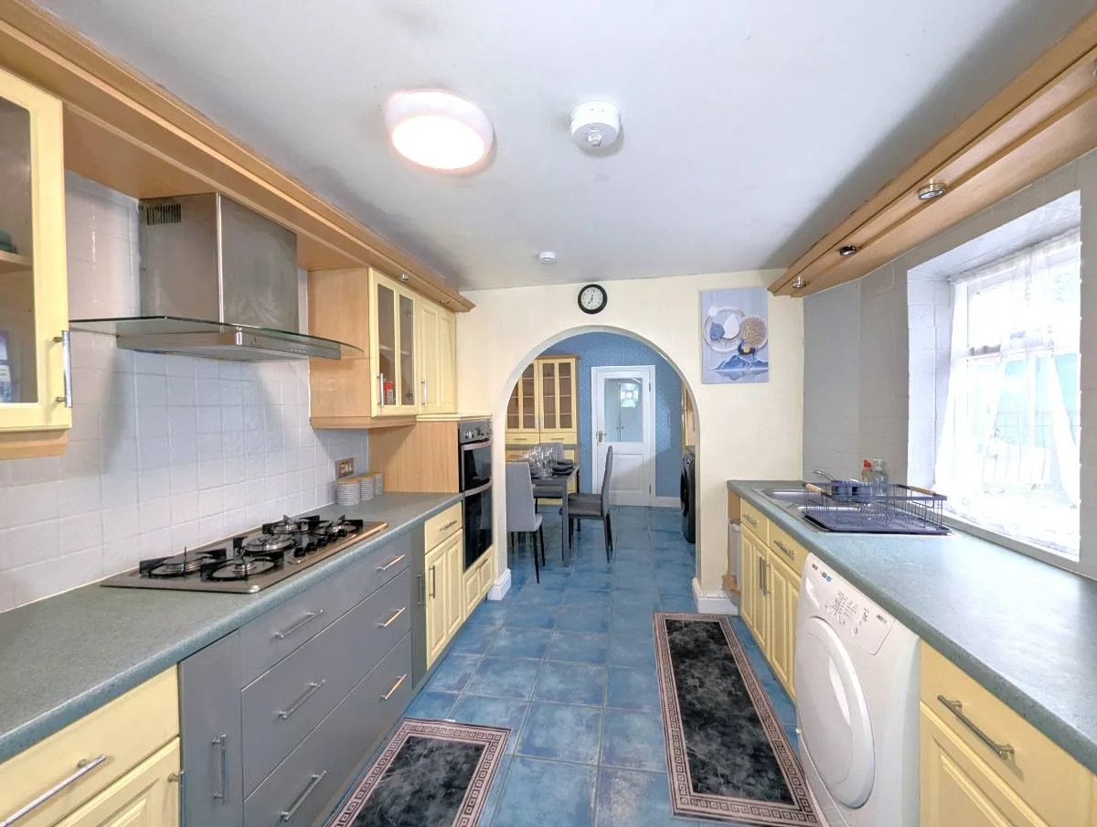 Contractor friendly 5beds detached with parking for two vans