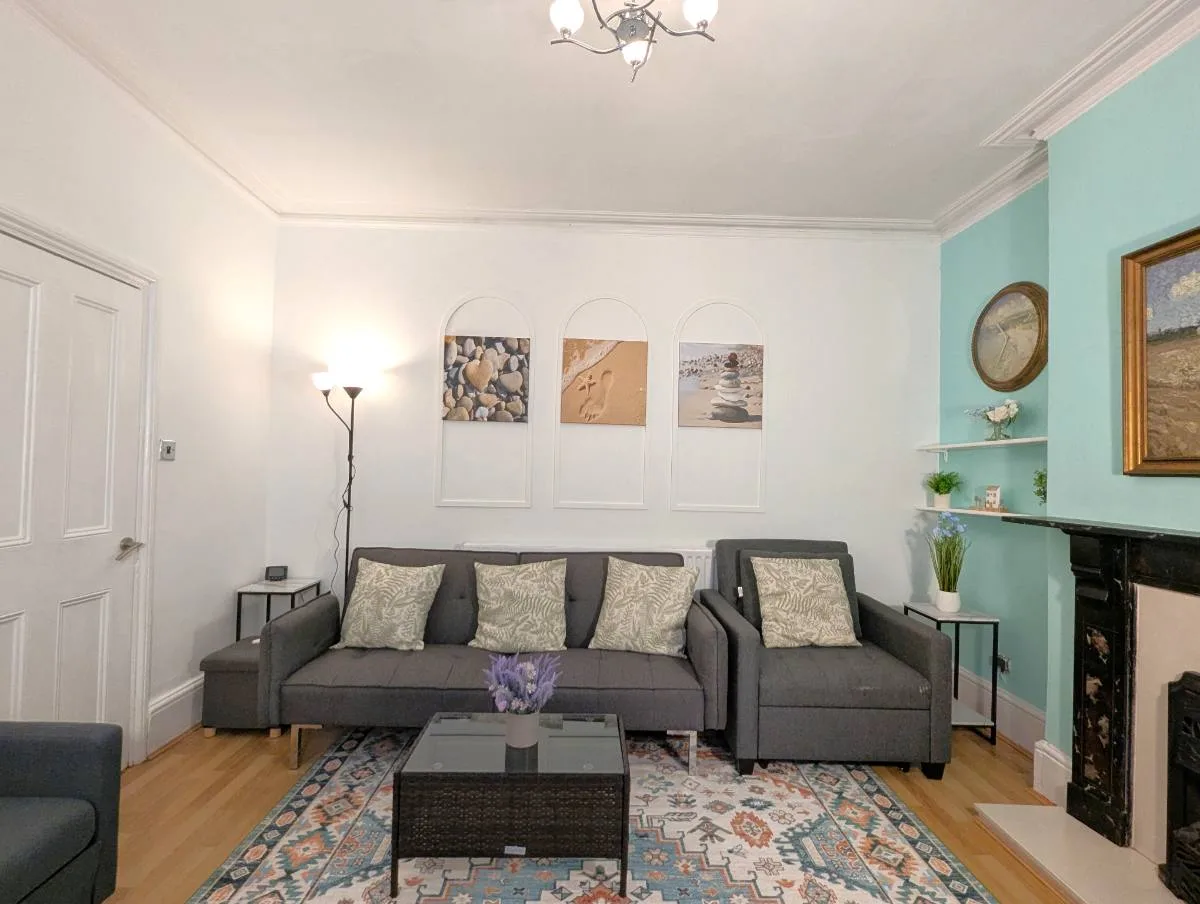 Contractor friendly 5beds detached with parking for two vans