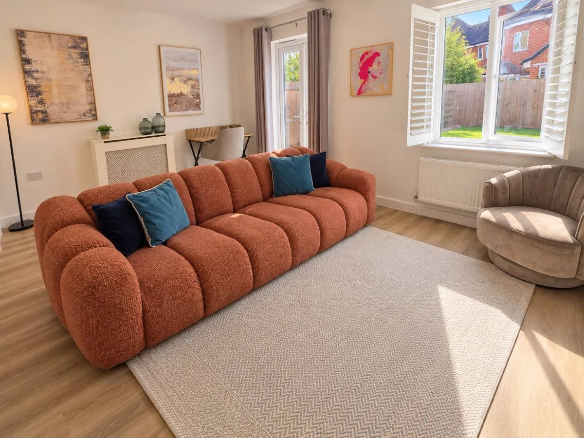 Stylish 3-Bed Home in Wixams - Parking & Workspace