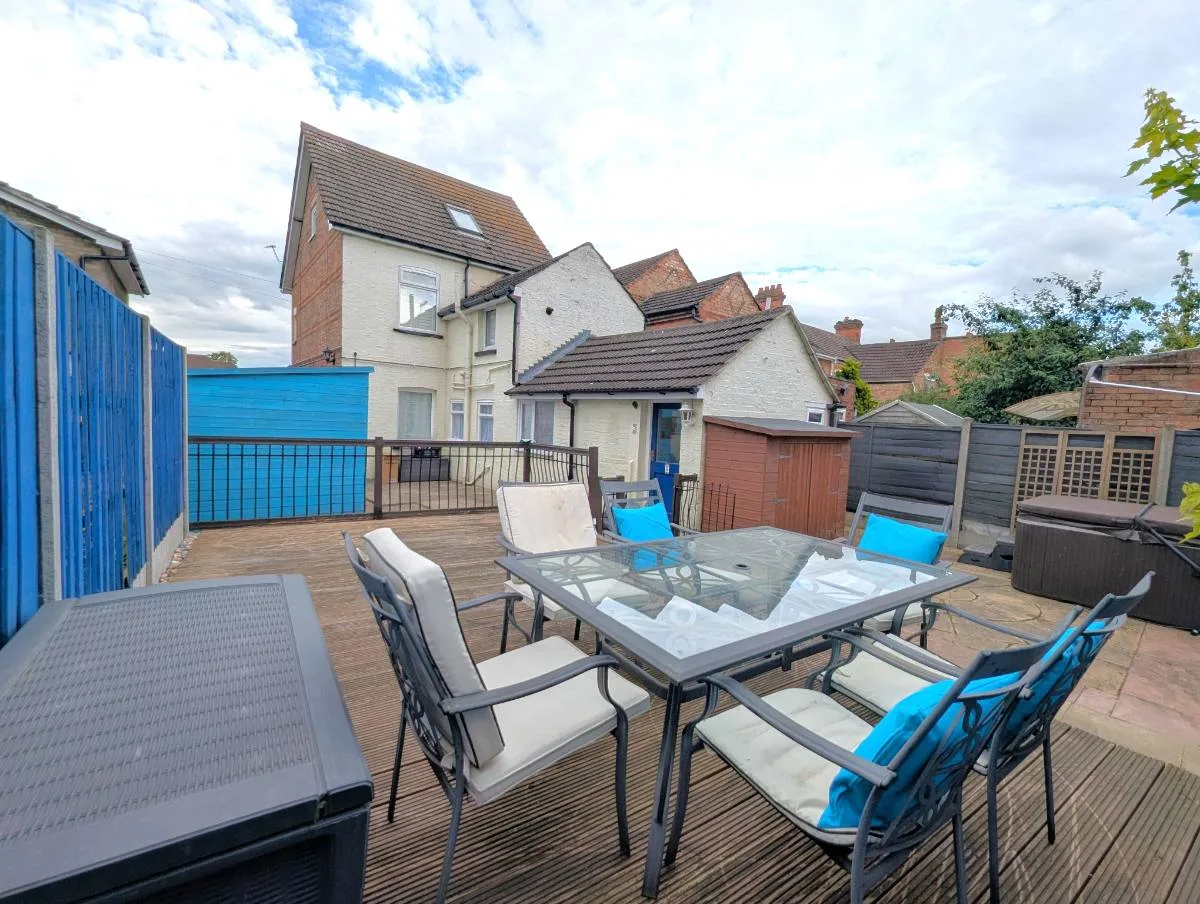 Contractor friendly 5beds detached with parking for two vans