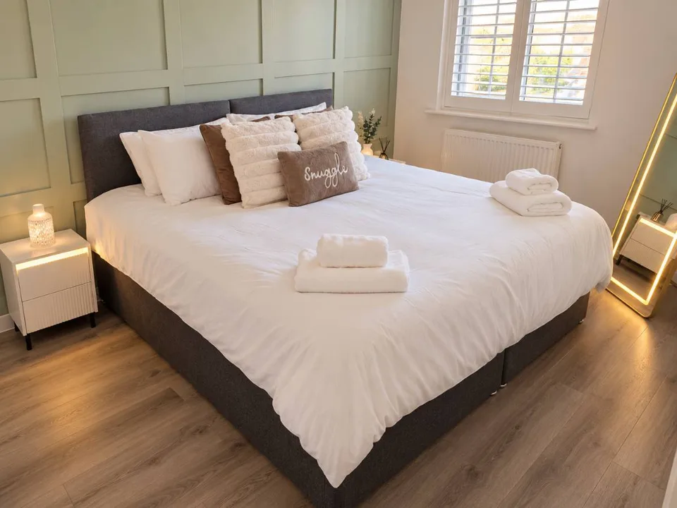 Stylish 3-Bed Home in Wixams - Parking & Workspace