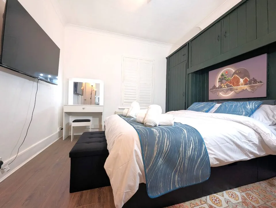 Contractor friendly 5beds detached with parking for two vans