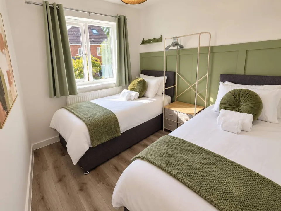 Stylish 3-Bed Home in Wixams - Parking & Workspace