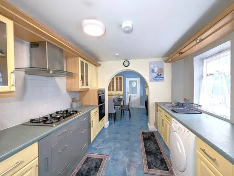 Contractor friendly 5beds detached with parking for two vans