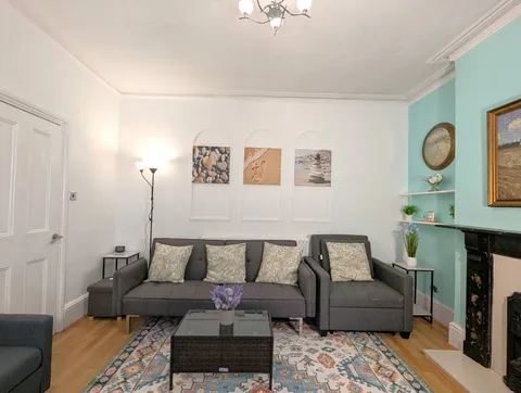 Contractor friendly 5beds detached with parking for two vans