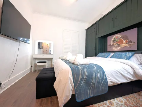 Contractor friendly 5beds detached with parking for two vans